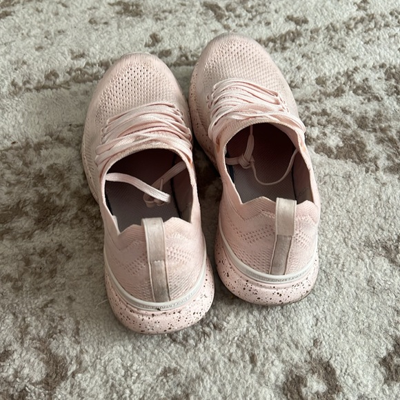 Light pink APL athletic shoes - Picture 2 of 4